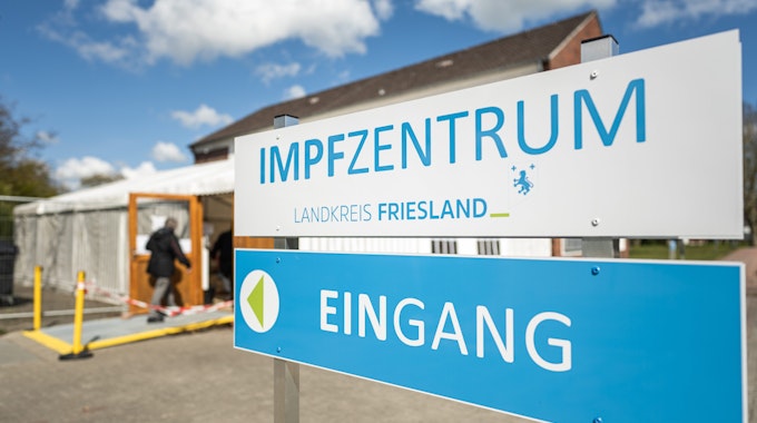 Eine ältere Dame betritt Ende April das Impfzentrum des Landkreises Friesland. Nach Impfungen mit Kochsalzlösungen im April im Kreis Friesland könnten nach Behörden-Angaben mehr Menschen als zunächst angenommen betroffen sein.