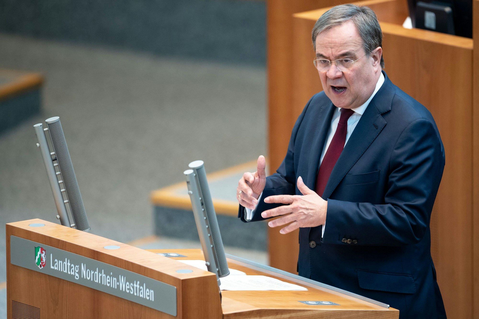 Der nordrhein-westfälische Regierungschef Armin Laschet (CDU) spricht im Landesparlament.