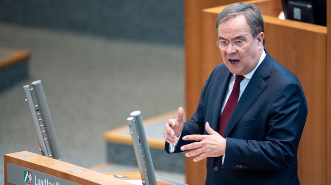 Der nordrhein-westfälische Regierungschef Armin Laschet (CDU) spricht im Landesparlament.
