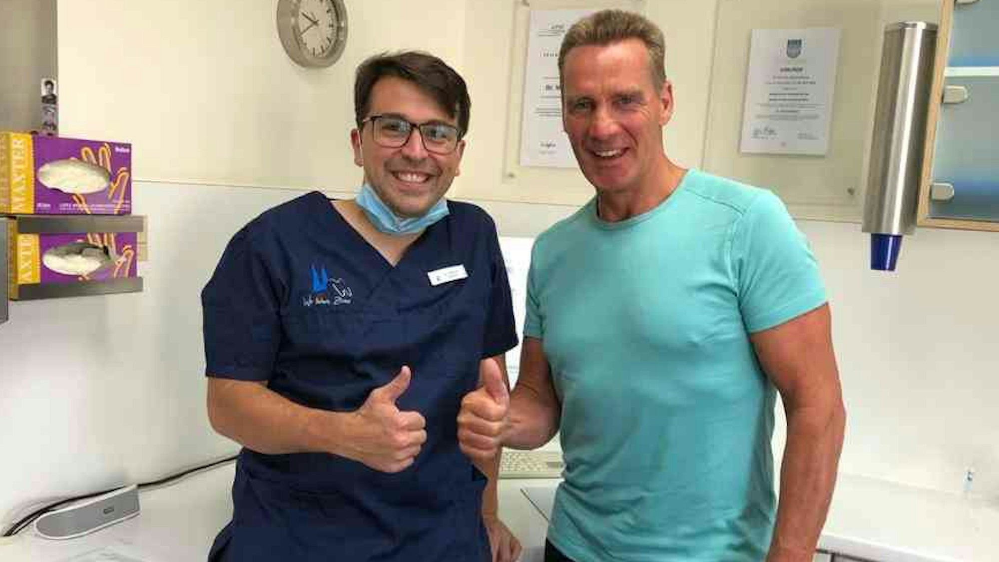 Dr. Felix Krahforst mit Jürgen Milski in der Kölner Zahnarztpraxis