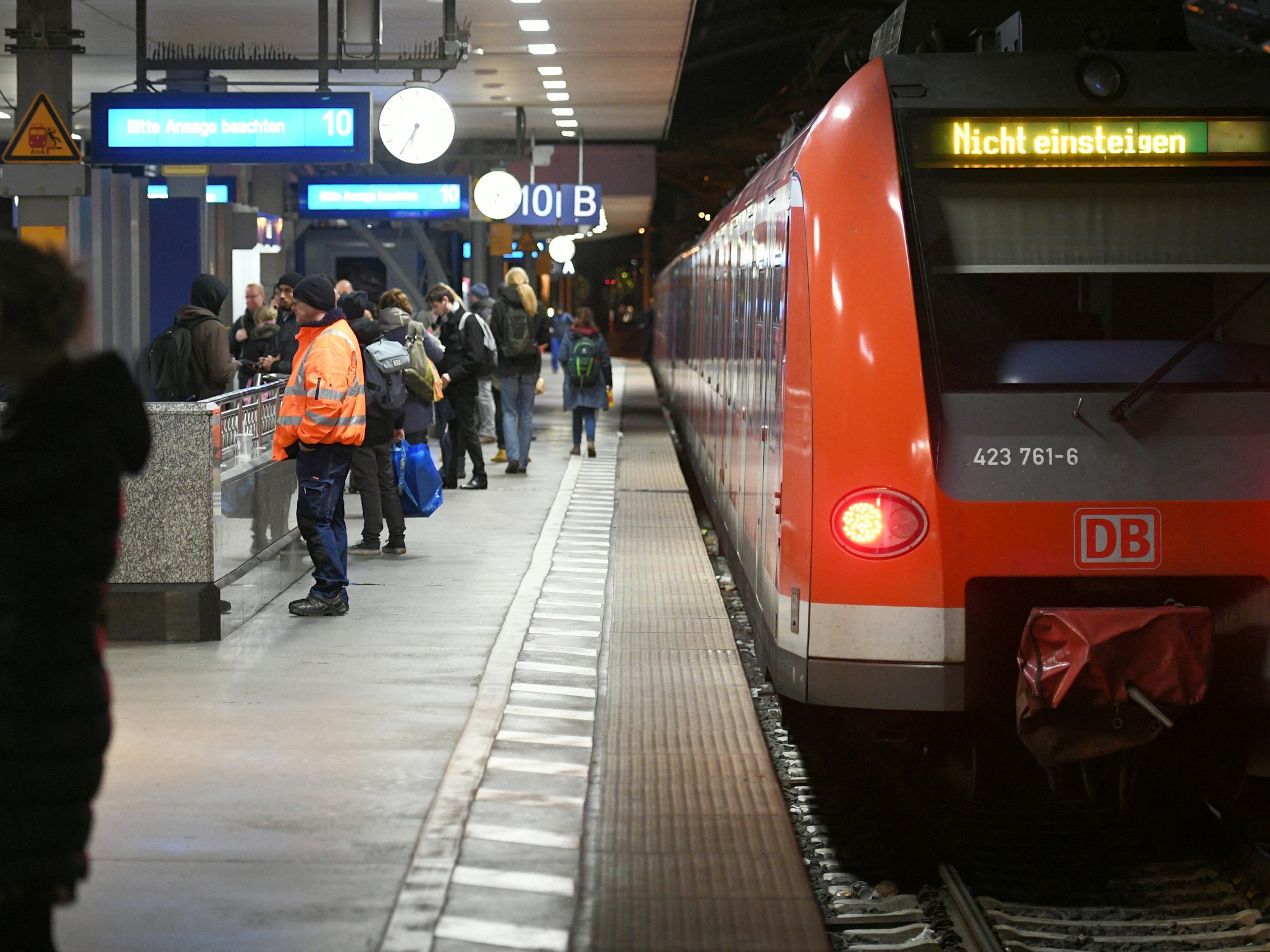 In einer S-Bahn aus Köln in den Rhein-Sieg-Kreis, hier ein Symbolfoto vom Kölner Hauptbahnhof aus dem Jahr 2018, hat es einen Überfall auf eine 29-Jährige gegeben.