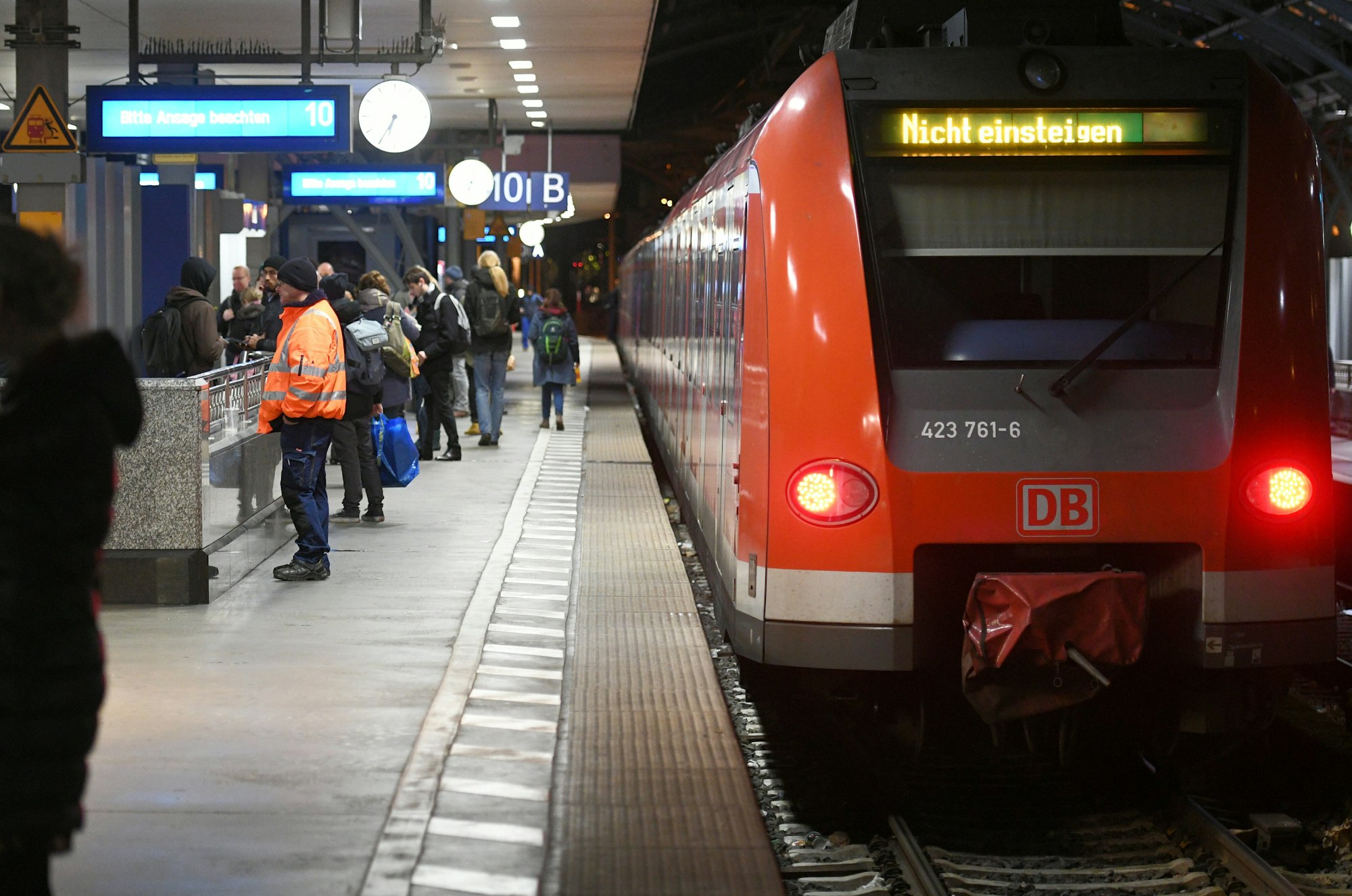 S-Bahn der Deutschen Bahn steht am Hauptbahnhof in Köln. Foto von der dpa, honorarfrei