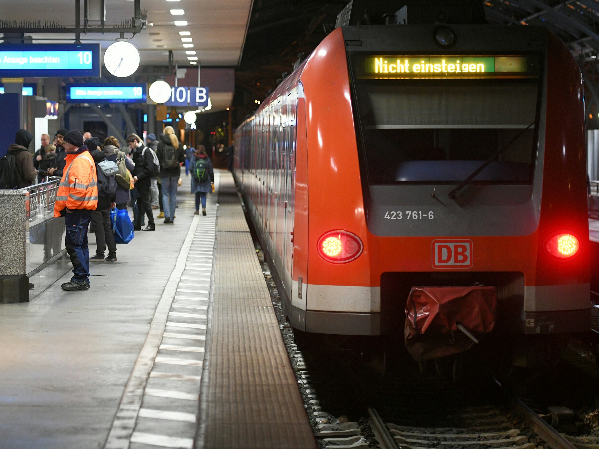 Aufgrund eines Feuers ist die Bahnstrecke zwischen Köln-Ehrenfeld und Kerpen-Horrem gesperrt. Hier ein Symbolfoto vom Kölner Hauptbahnhof aus dem Jahr 2018.