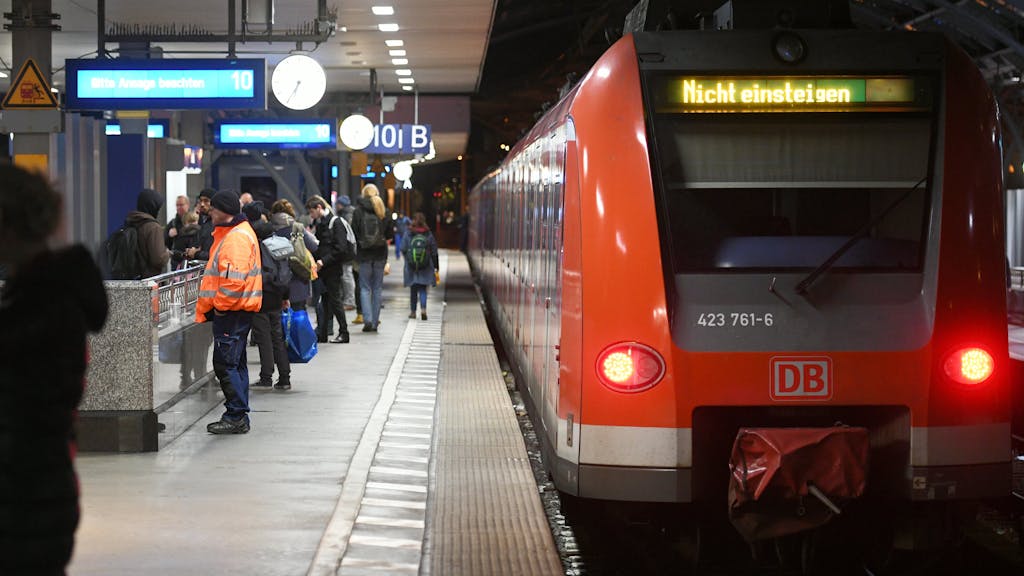 Aufgrund eines Feuers ist die Bahnstrecke zwischen Köln-Ehrenfeld und Kerpen-Horrem gesperrt. Hier ein Symbolfoto vom Kölner Hauptbahnhof aus dem Jahr 2018.