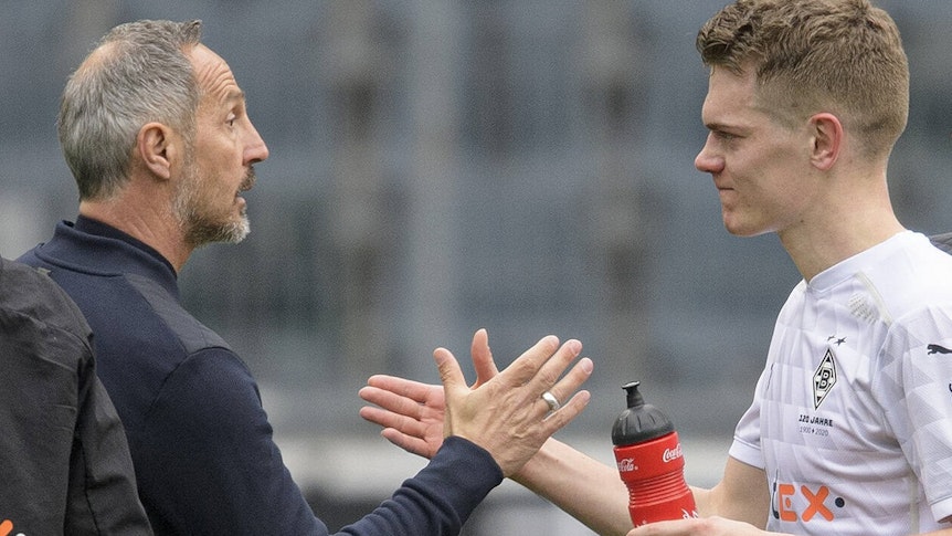 Trainer Adi Hütter (l.), damals noch Coach der Frankfurter Eintracht, klatscht Matthias Ginter von Borussia Mönchengladbach nach dem Spie zwischen Borussia und Eintracht Frankfurt am 17.April 2021 im Borussia-Park ab.