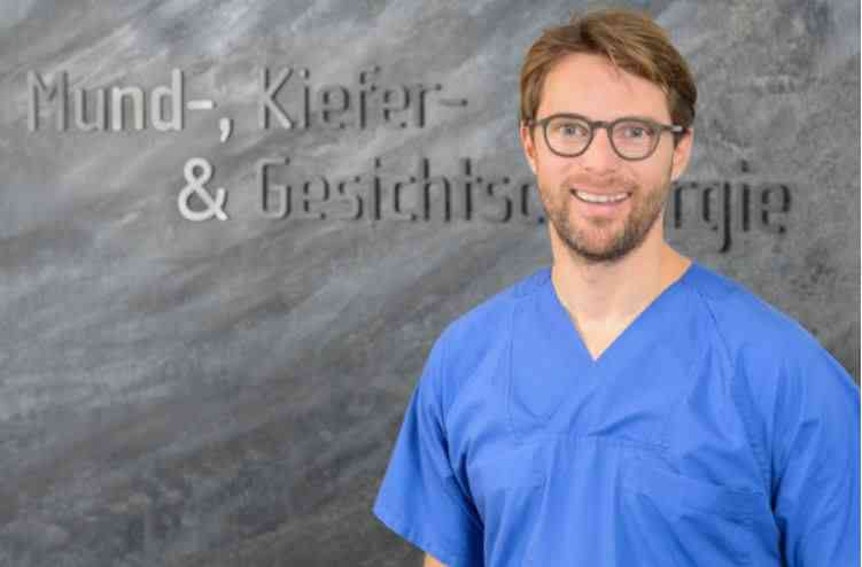 Dr. Philipp Scherer von der Klinik am Ring lächelt in die Kamera