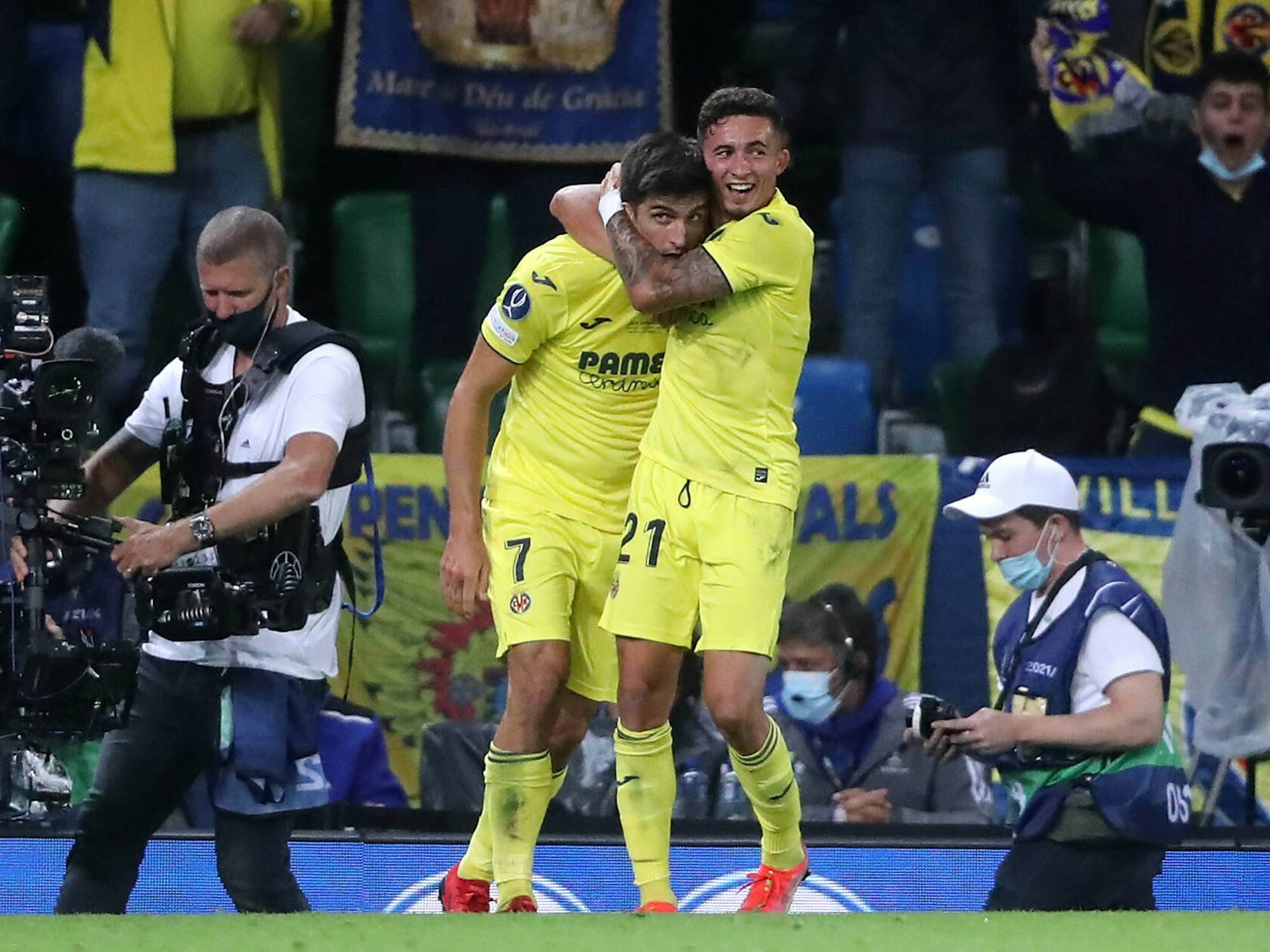 Villareals Gerard Moreno bejubelt seinen Treffer zum 1:1 im Supercup gegen den FC Chelsea mit Teamkollege Yeremi Pino.