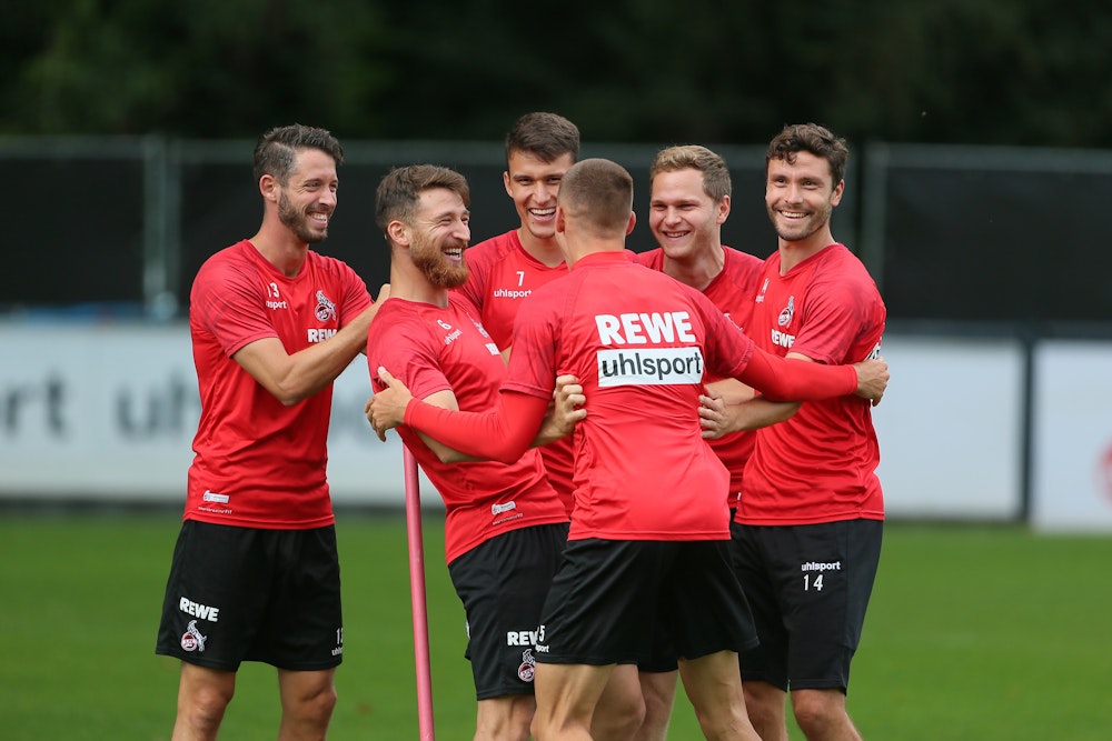 Mark Uth, Salih Özcan, Dejan Ljubicic, Tim Lemperle, Benno Schmitz, Jonas Hector (1. FC Köln) lachen beim Training.