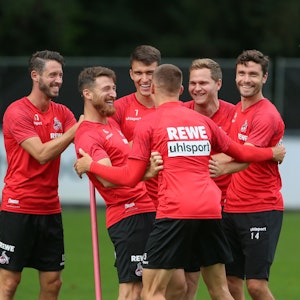 Mark Uth, Salih Özcan, Dejan Ljubicic, Tim Lemperle, Benno Schmitz, Jonas Hector (1. FC Köln) lachen beim Training.