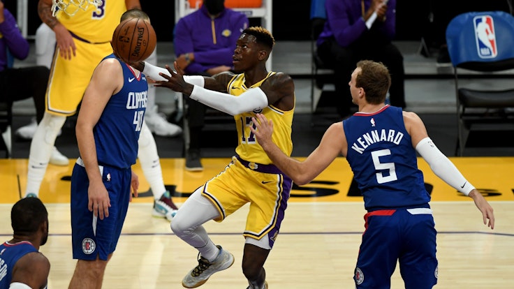 Dennis Schröder von den Los Angeles Lakers zieht im NBA-Spiel gegen Luke Kennard von den Los Angeles Clippers zum Korb.