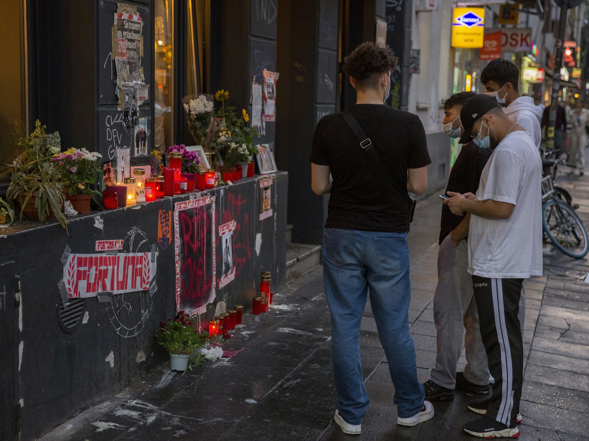 Menschen trauern am Tatort an der Zülpicher Straße um den 18-jährigen Toten. Foto von Michael Bause, honorarfrei