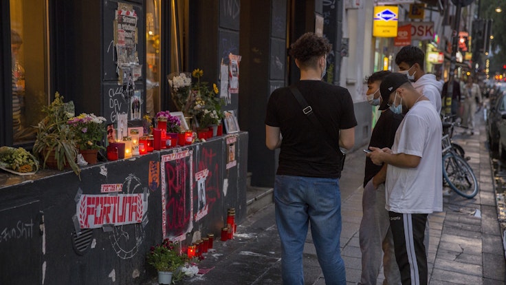Menschen trauern am Tatort an der Zülpicher Straße um den 18-jährigen Toten. Foto von Michael Bause, honorarfrei