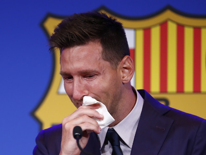 Lionel Messi weint bei seiner Abschieds-PK beim FC Barcelona.