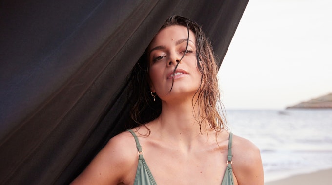 „Bachelorette“ Maxime Herbord steht mit nassen Haaren am Strand. Sie hat viele offene Fragen. Welcher Man meint es wirklich ernst mit ihr?