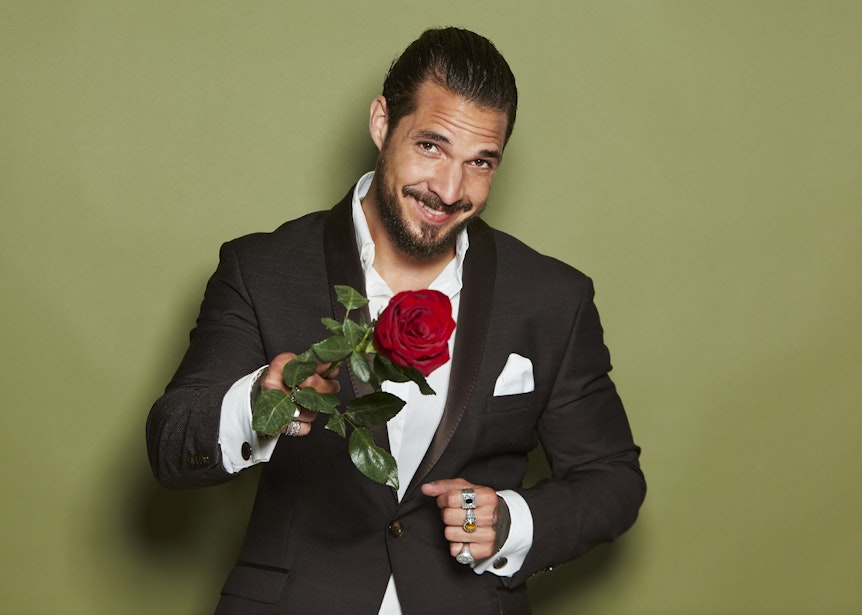 Bachelorette Kandidat Zico hält eine Rose in der Hand. Maxime hat ihn als „Aufreißer“ eingeschätzt.