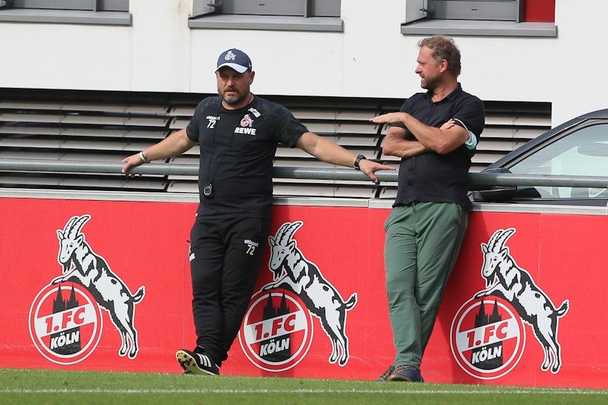 Steffen Baumgart und Jörg Jakobs vom 1. FC Köln diskutieren.