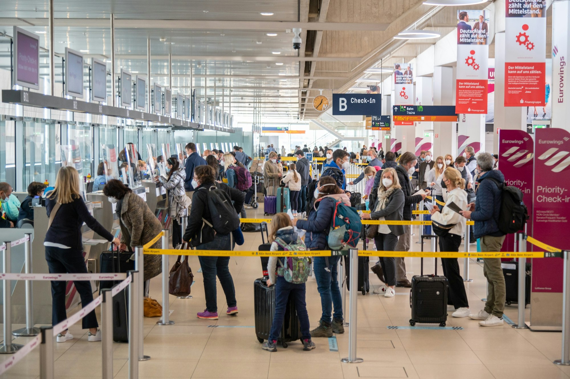 Fluggäste beim Check-in am Flughafen Köln/Bonn.