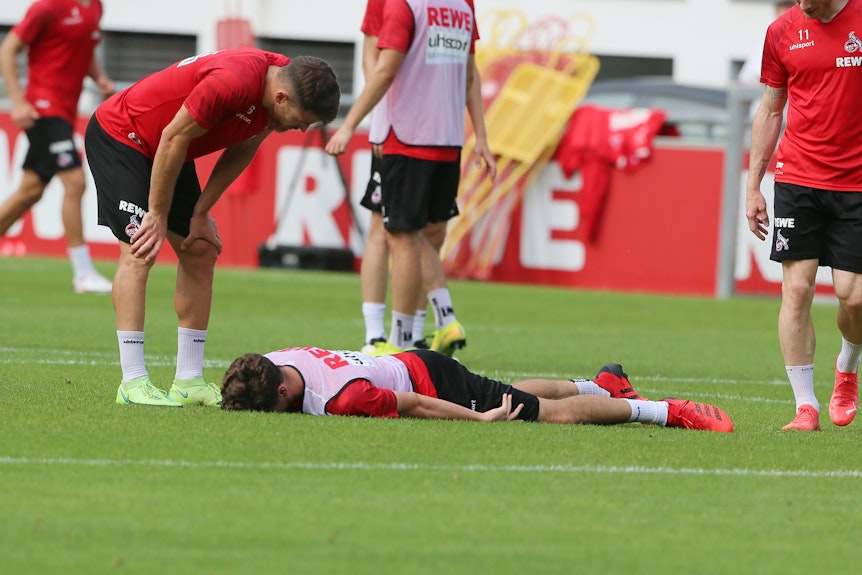 Jonas Hector (1. FC Köln) musste nach einem Zusammenprall kurz behandelt werden.
