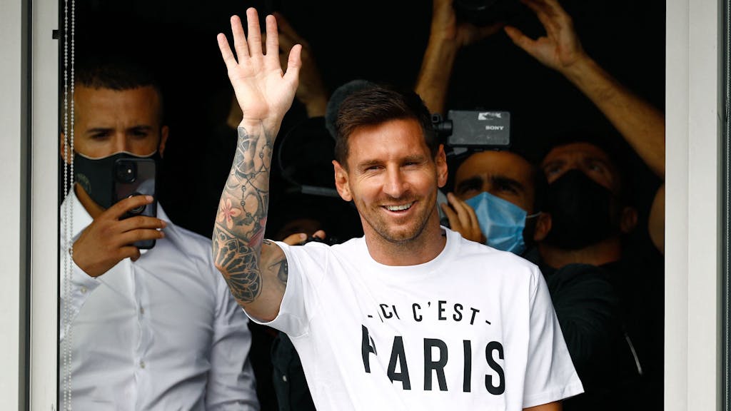 Lionel Messi winkt bei seiner Vorstellung in Paris in die Menge.&nbsp;