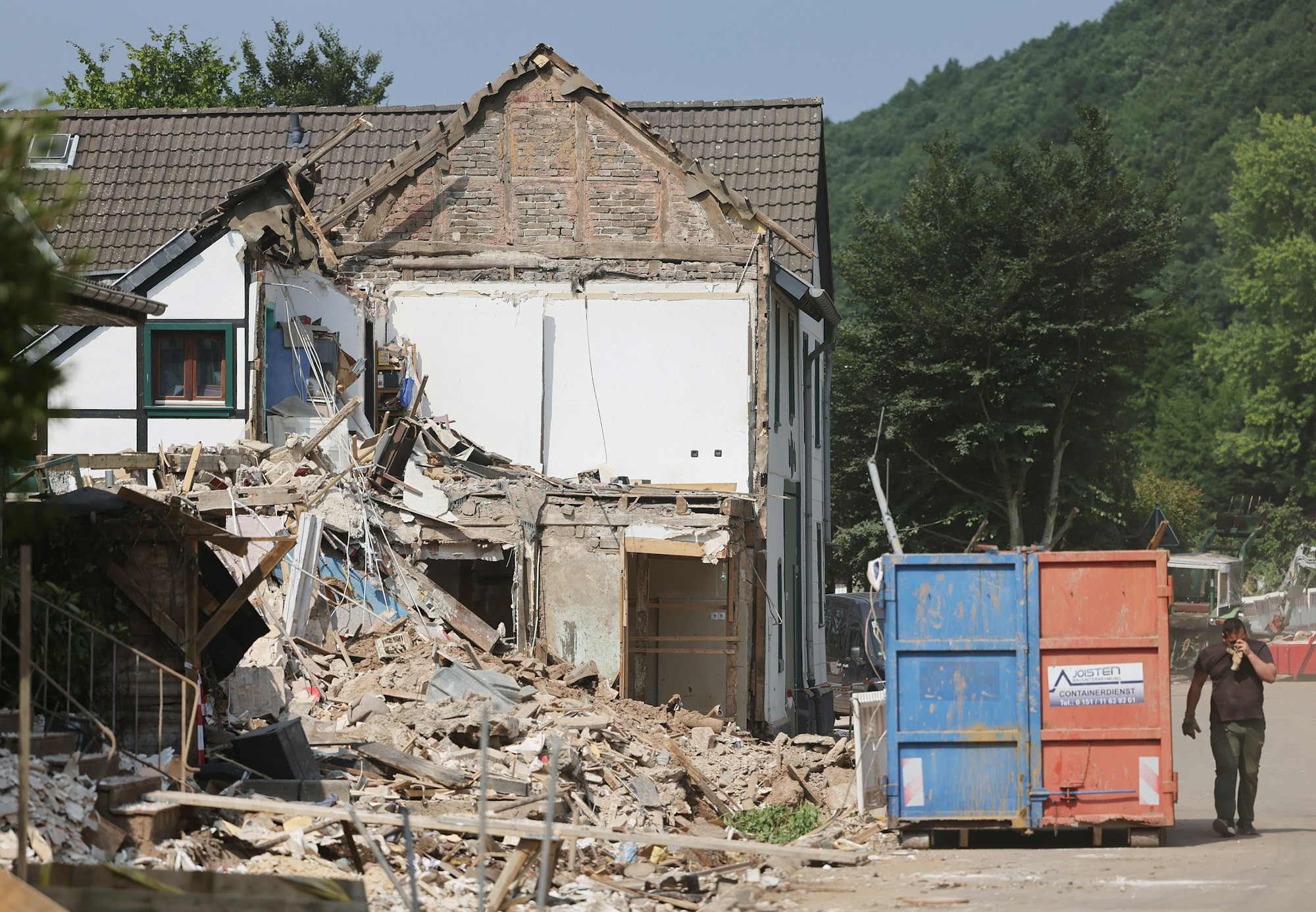 Nach einem Gebäudeeinsturz in Eschweiler ermittelt nun die Kripo. Das Symbolfoto zeigt ein eingestürztes Haus in Gemünd.
