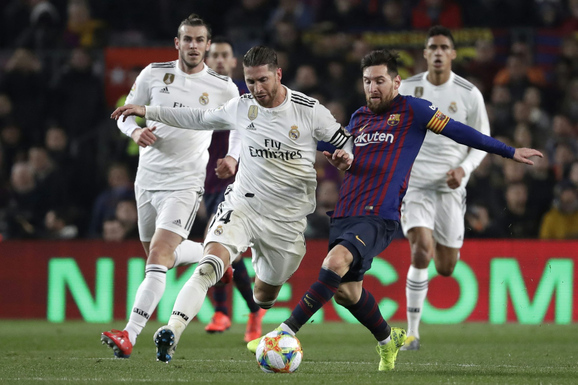 Real Madrids Sergio Ramos (M) und Lionel Messi (2.v.r.) vom FC Barcelona kämpfen um den Ball.