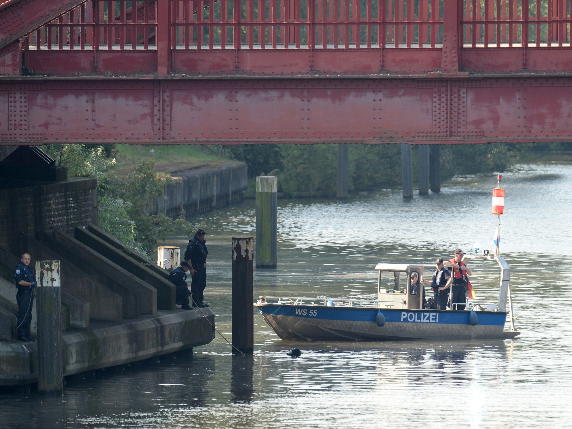 Die Polizei sucht nach einem mysteriösen Leichenfund (hier ein Einsatz in Hamburg) nach Zeugen.