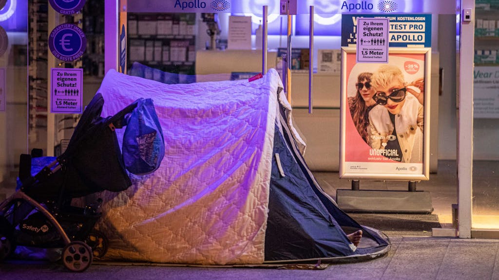 Ein Obdachloser hat sein Zelt vor einer Filiale des Optikers Apollo aufgeschlagen.