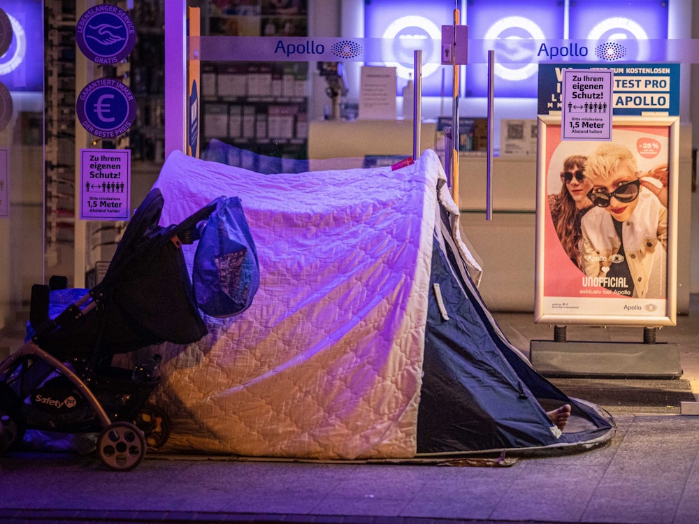 Ein Obdachloser hat sein Zelt vor einem Geschäft in Köln aufgeschlagen.
