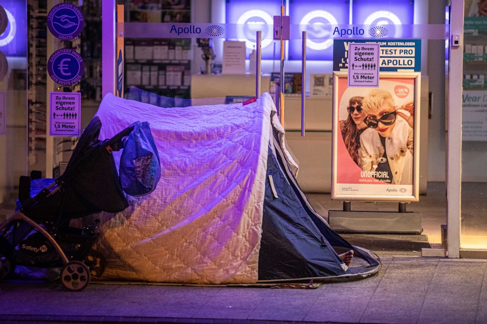 Ein Obdachloser hat sein Zelt vor einer Filiale des Optikers Apollo aufgeschlagen.