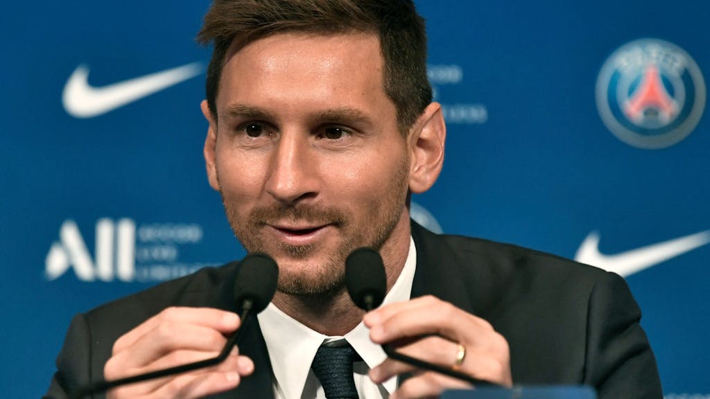 Lionel Messi spricht bei der Pressekonferenz während seiner Vorstellung bei Paris Saint-Germain im Stadion Parc des Princes ins Mikrofon. 