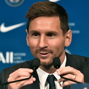 Lionel Messi spricht bei der Pressekonferenz während seiner Vorstellung bei Paris Saint-Germain im Stadion Parc des Princes ins Mikrofon.
