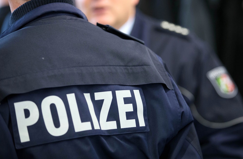 Zwei Polizisten unterhalten sich in Münster.