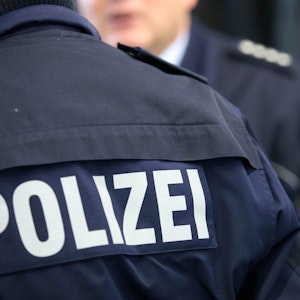 Zwei Polizisten unterhalten sich in Münster.