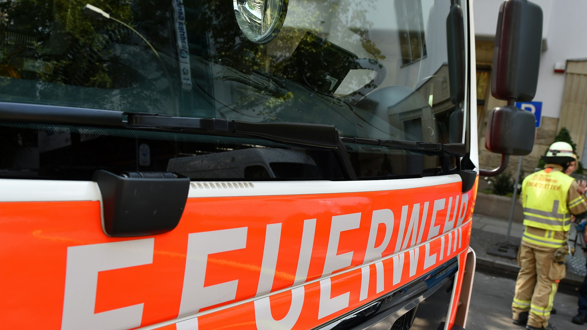 In Saarlouis wurden mehrere Mitarbeiter der Freiwilligen Feuerwehr beurlaubt, da sie den Hitlergruß gezeigt haben. Das Symbolfoto eines Feuerwehautos wurde am 21. August 2015 in Berlin aufgenommen. Neben dem Feuerwehrauto steht ein Feuerwehrmann bei einem Einsatz.