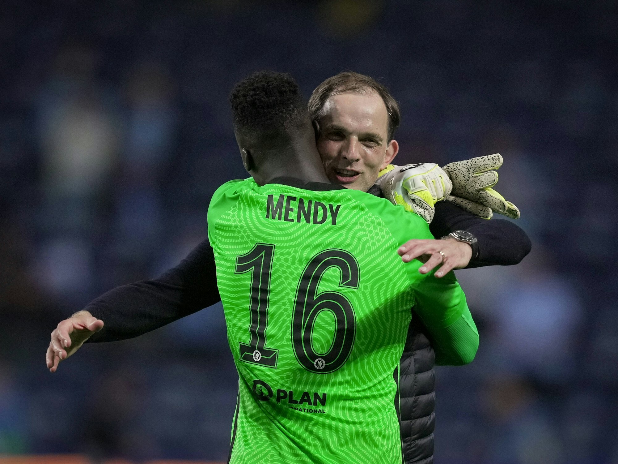 Thomas Tuchel umarmt Chelsea-Stammtorwart Edouard Mendy, der im Supercup-Elfmeterschießen für Kepa den Platz räumte.