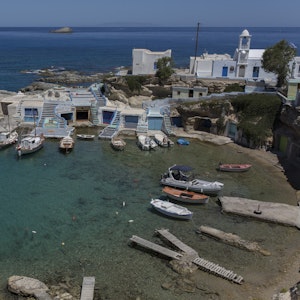 Unglück in Griechenland: Eine Jacht sinkt. Boote liegen in der Hafenbucht von Mandrakia auf der griechischen Insel Milos.