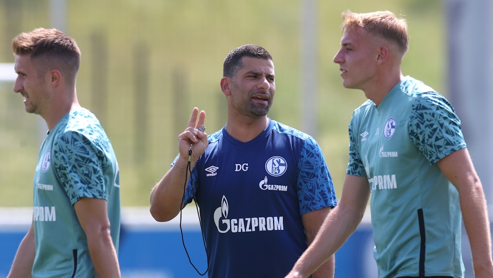 Beim Trainingsauftakt des FC Schalke 04 gibt Schalkes Trainer Dimitrios Grammozis (M.) Anweisungen an Schalkes Timo Becker.
