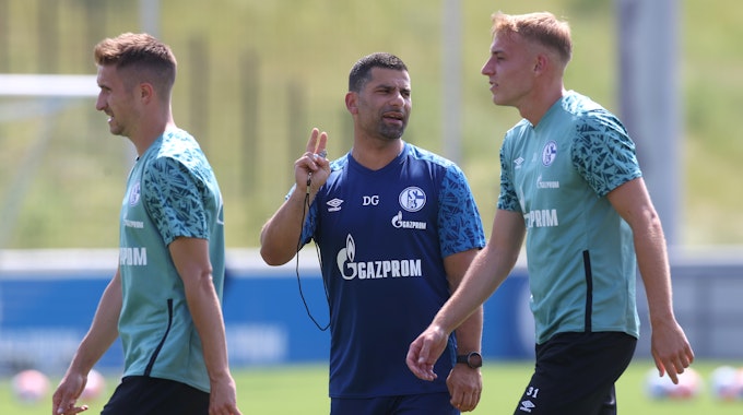 Beim Trainingsauftakt des FC Schalke 04 gibt Schalkes Trainer Dimitrios Grammozis (M.) Anweisungen an Schalkes Timo Becker.