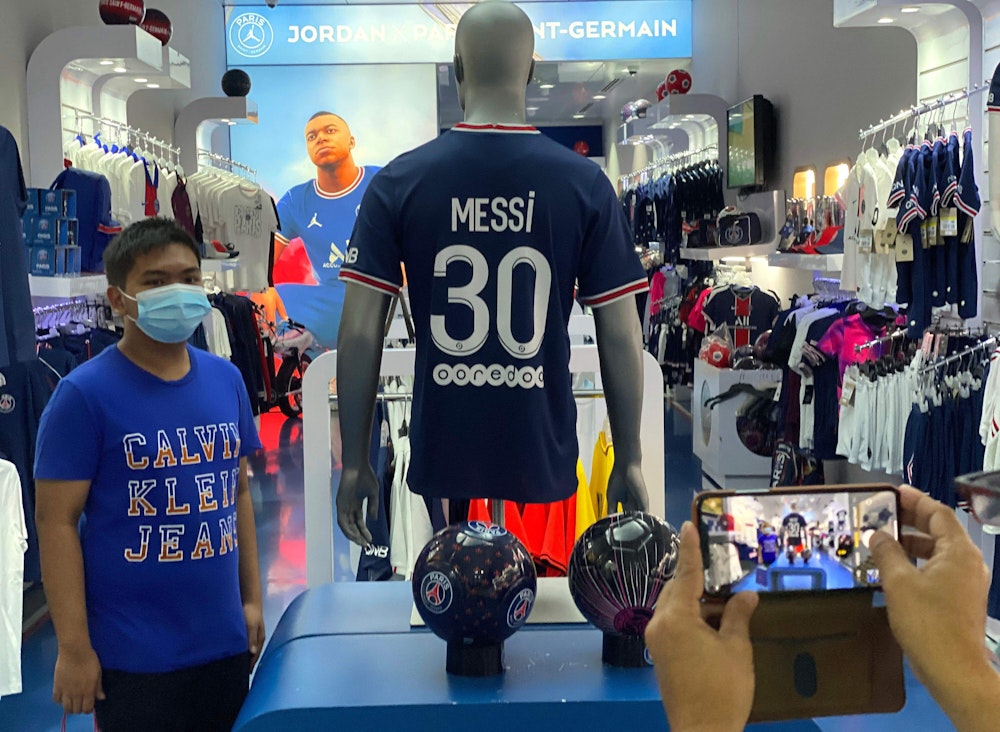 Paris-Fanshop: Kunden schauen sich in Doha das neue Trikot von Lionel Messi an.