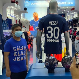 Paris-Fanshop: Kunden schauen sich in Doha das neue Trikot von Lionel Messi an.