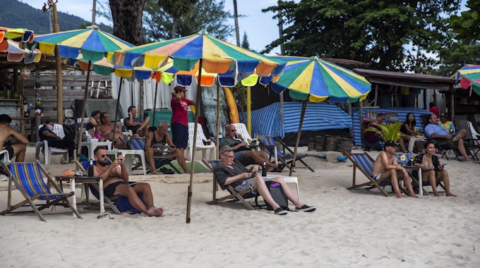 Touristen, wie hier am Patong-Strand, können in Phuket, Thailand, trotz Corona ohne Quarantäne Urlaub machen.