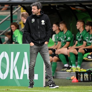 Wolfsburgs Coach Mark van Bommel während des Pokalspiels gegen Preußen Münster.