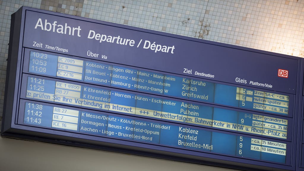 Ein Anzeigetafel im Kölner Hauptbahnhof zeigt verspätete Züge an.&nbsp;