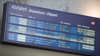 Ein Anzeigetafel im Kölner Hauptbahnhof zeigt verspätete Züge an.