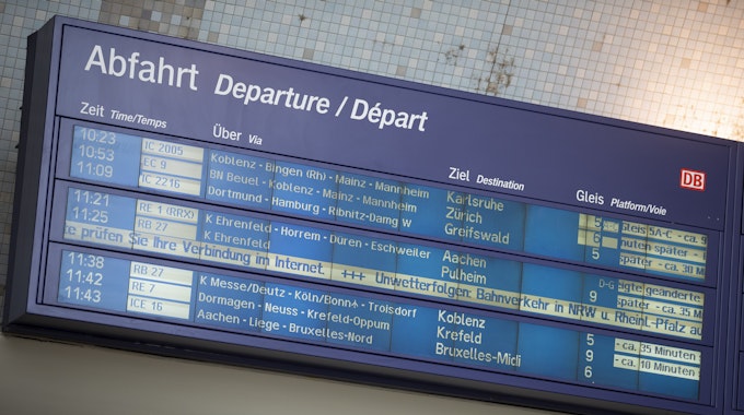 Ein Anzeigetafel im Kölner Hauptbahnhof zeigt verspätete Züge an.