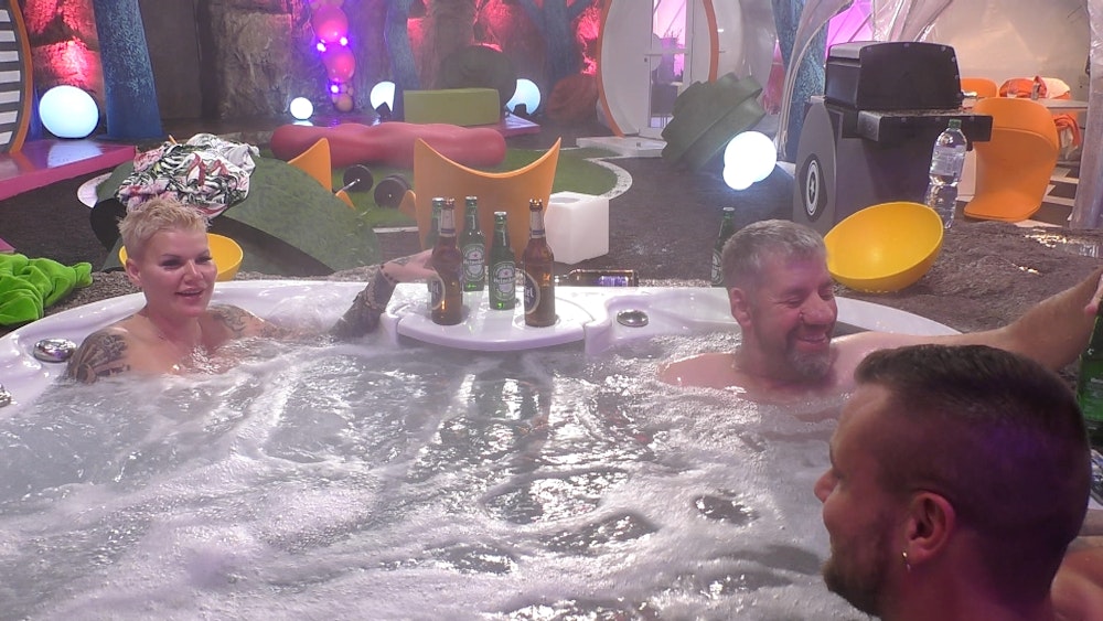Melanie Müller, Uwe Abel und Eric Sindermann (v.l.) genießen den Whirlpool im Luxus-Bereich von „Promi Big Brother“.