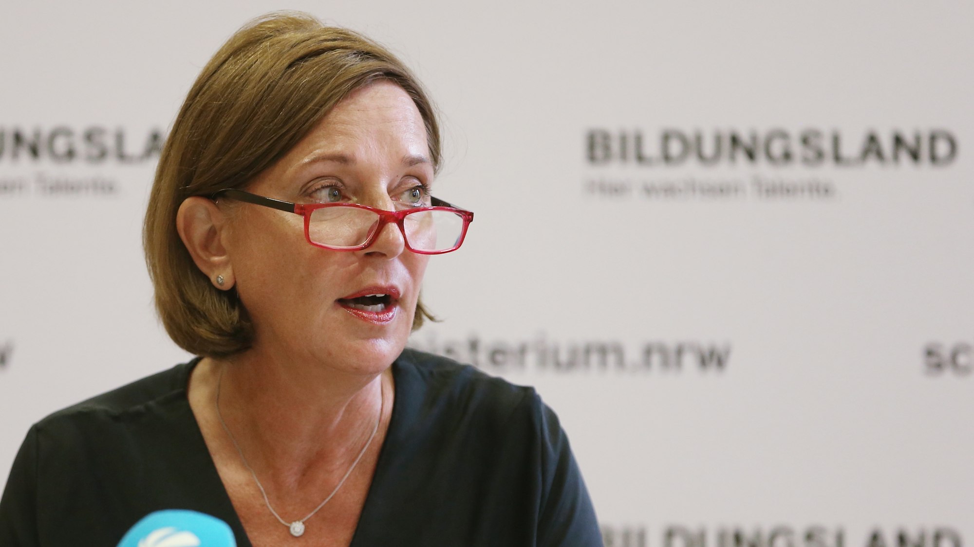 Die nordrhein-westfälische Schulministerin Yvonne Gebauer spricht bei einem Pressegespräch über aktuelle schulpolitische Themen.