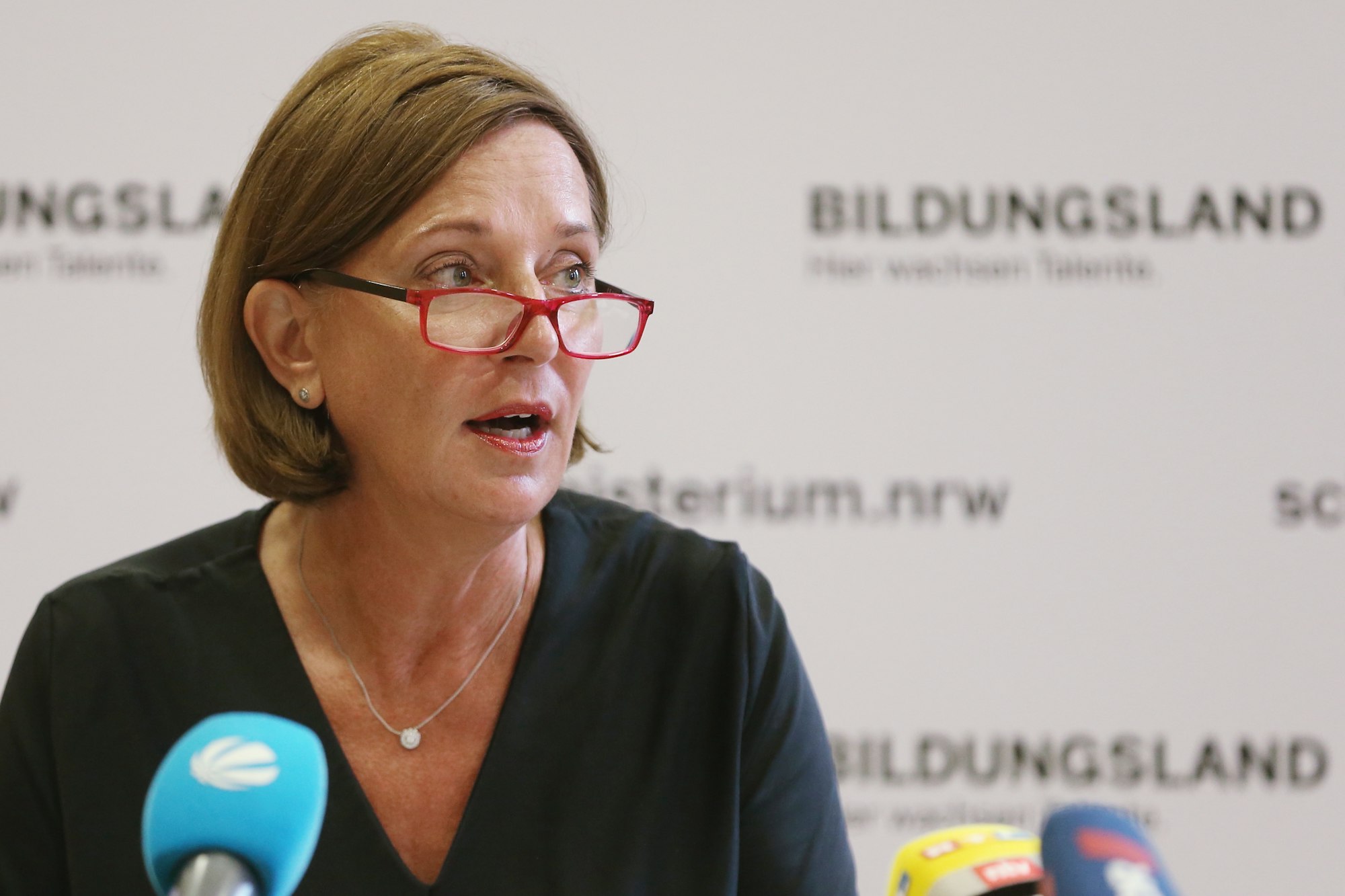 NRW-Schulministerin Yvonne Gebauer spricht bei einem Pressegespräch über aktuelle schulpolitische Themen.