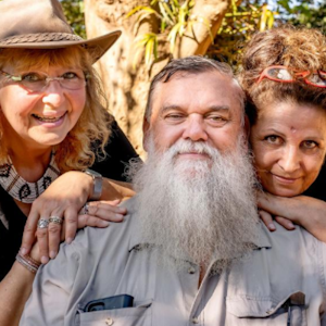 Bauer sucht Frau International-Teilnehmer Werner, hier mit seinen Liebes-Anwärterinnen Karin und Conny auf seinem Hof in Südafrika, stirbt nach den Dreharbeiten an Krebs.