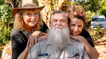 Bauer sucht Frau International-Teilnehmer Werner mit seinen Liebes-Anwärterinnen Karin und Conny auf seinem Hof in Südafrika.